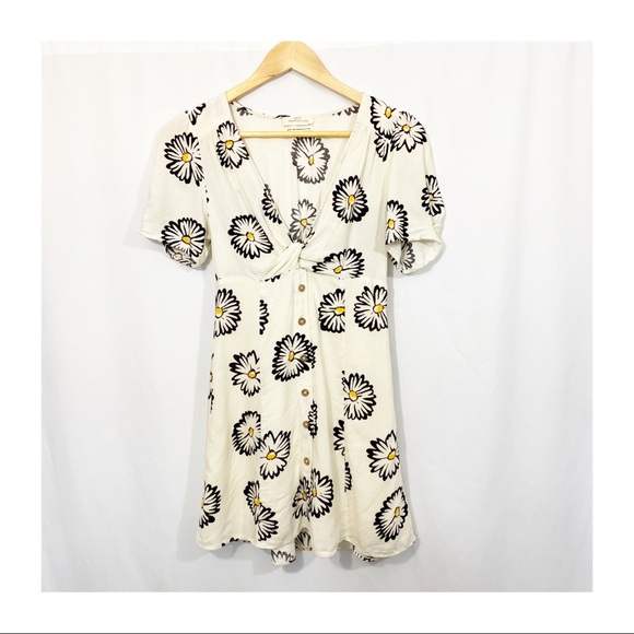 Urban Outfitters Bettie Twist Knot Daisy Print Floral Dress - Picture 5 of 13